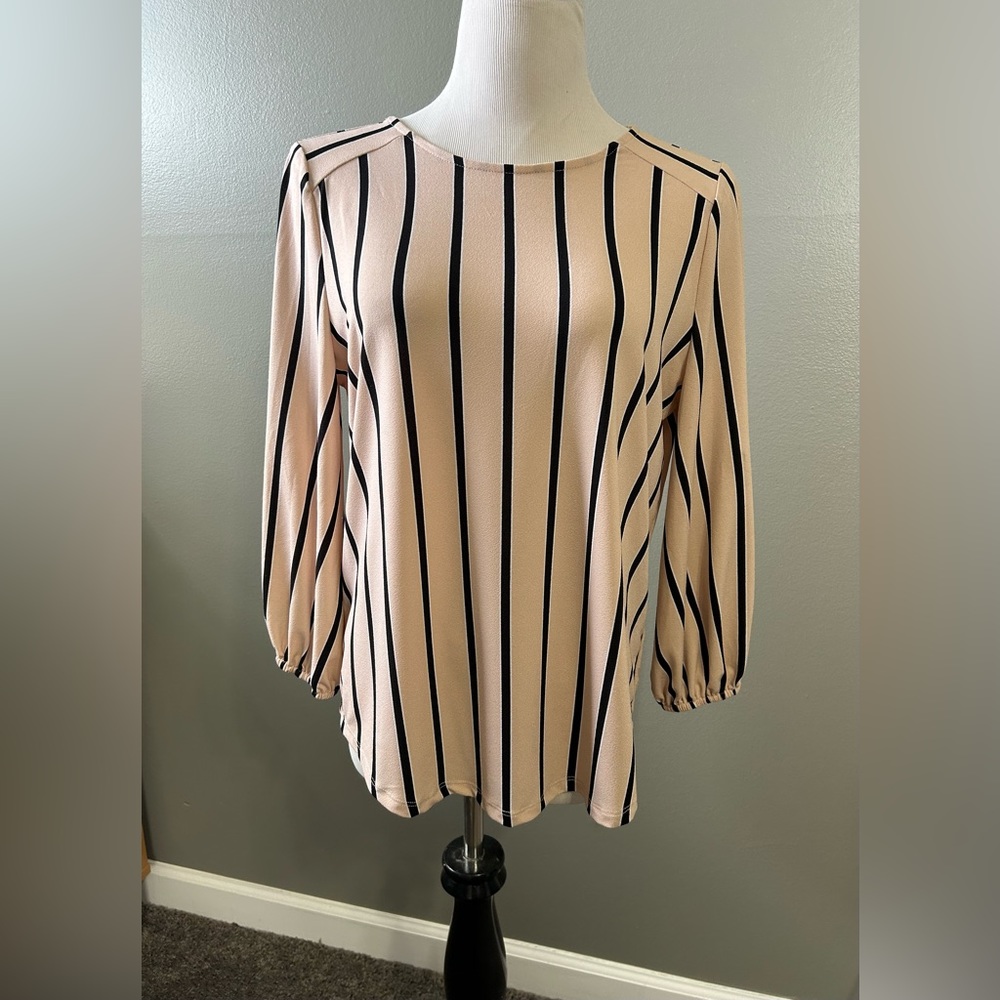 Adrianna‎ Papell women’s size medium blouse with 3/4 sleeve